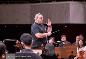 Conductor Milen Nachev leads rehearsal.