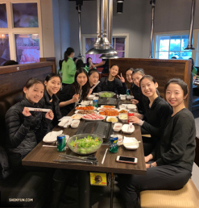 In Arizona, Shen Yun New York Company can hardly wait to start cooking its Korean barbecue. 