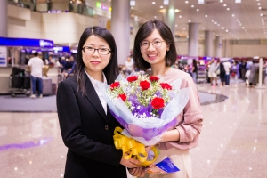 A solista de violino Fiona Zheng recebeu um lindo buquê de flores.
