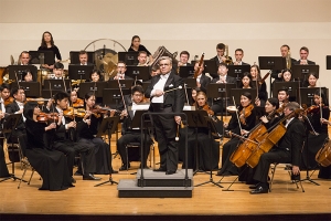 O maestro Milen Nachev conduz o público para um divertido bis.
