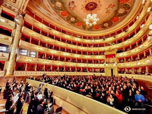 Uma ovação de pé em uma das quatro apresentações esgotadas no Teatro Comunale Luciano Pavarotti em Modena, Itália. (Foto de Song Wu)
