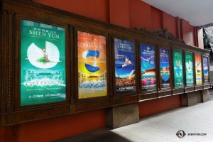 O Shen Yun chega ao Capitólio de Sydney para encontrar uma vitrine de pôsteres do Shen Yun do passado e do presente. (Foto de Jeff Chuang)