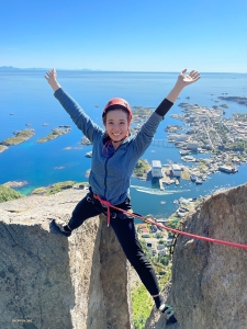 Tiffany depois de escalar o Svolvaergeita - uma escalada de lista de desejos apelidada de 