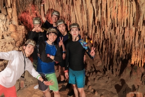 Nas profundezas das cavernas, eles encontraram estalactites e estalagmites em abundância.